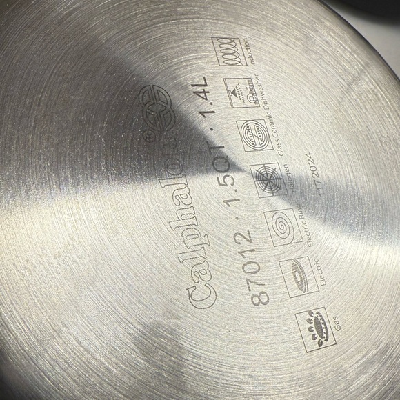 Calphalon Tri-Ply Silver 1.5 qt Sauce Pan with Lid - Picture 5 of 5